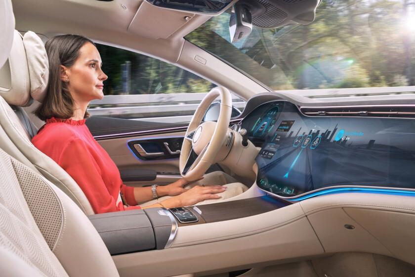 Monetización mediante publicidad en pantalla y cargos mensuales por uso de equipamiento