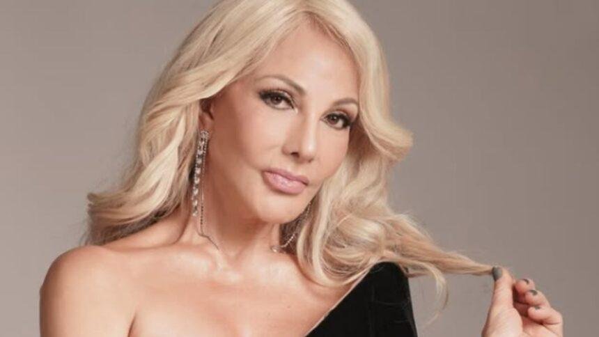 Olivia Collins acosada mientras hablaba con la prensa