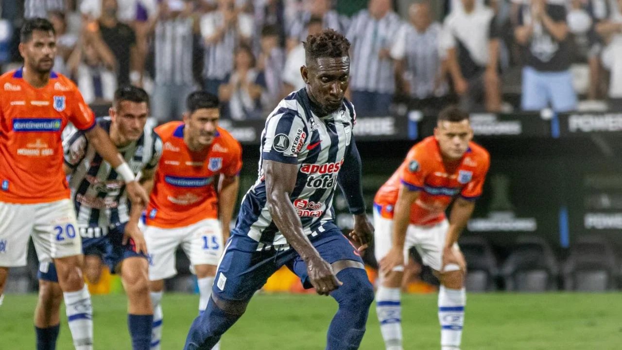 Periodista provoca indignación por comentario racista tras penal fallado