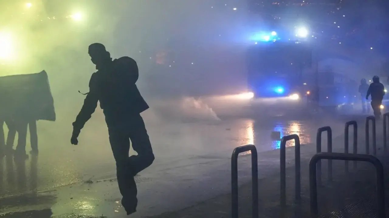 Policía italiana dispersa manifestantes contra los Juegos Milano-Cortina