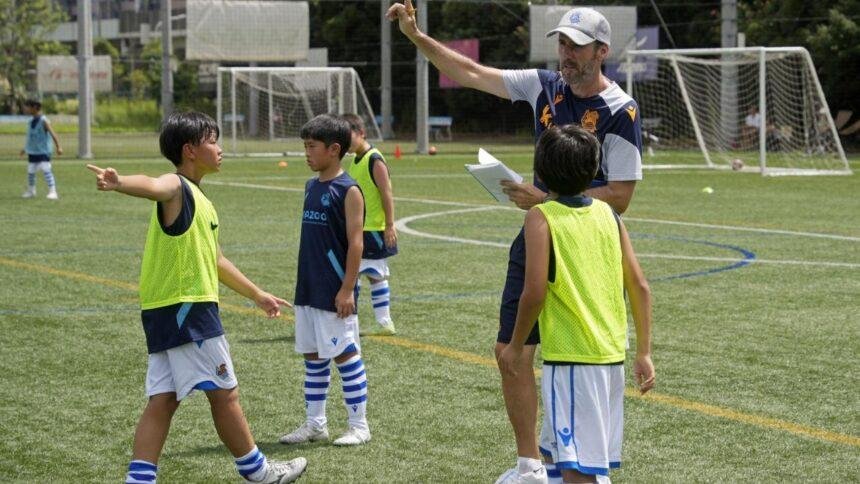 Políticos proponen retirar fútbol escolar por considerarlo sexista y violento