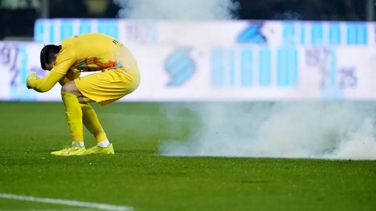 Portero del Cremonese herido por petardo lanzado por aficionados del Inter