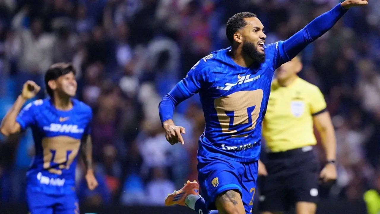 Pumas remontan dos goles y vencen al Puebla