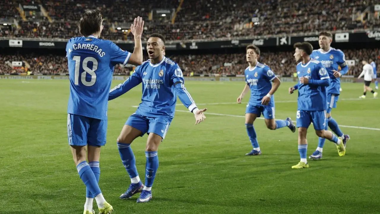 Real Madrid mantiene opciones al título tras ganar en Mestalla