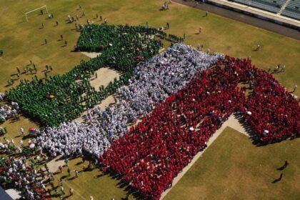 Récord Guinness: México forma la mayor camiseta humana en Chiapas