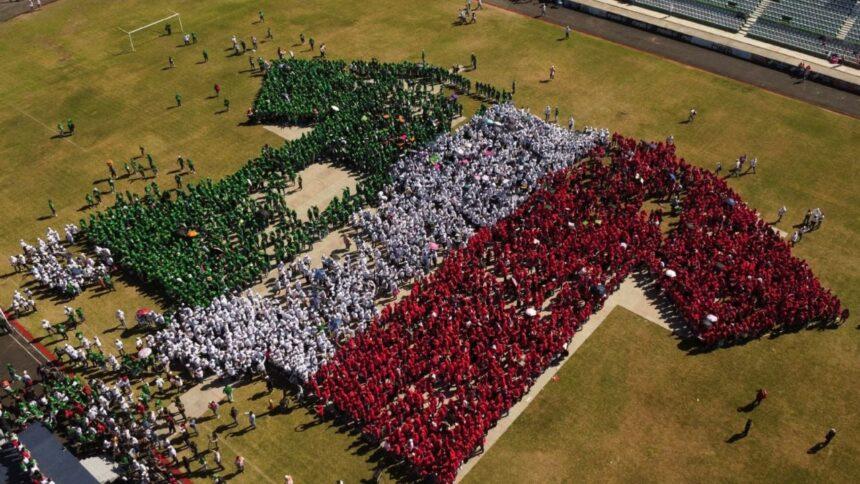Récord Guinness: México forma la mayor camiseta humana en Chiapas