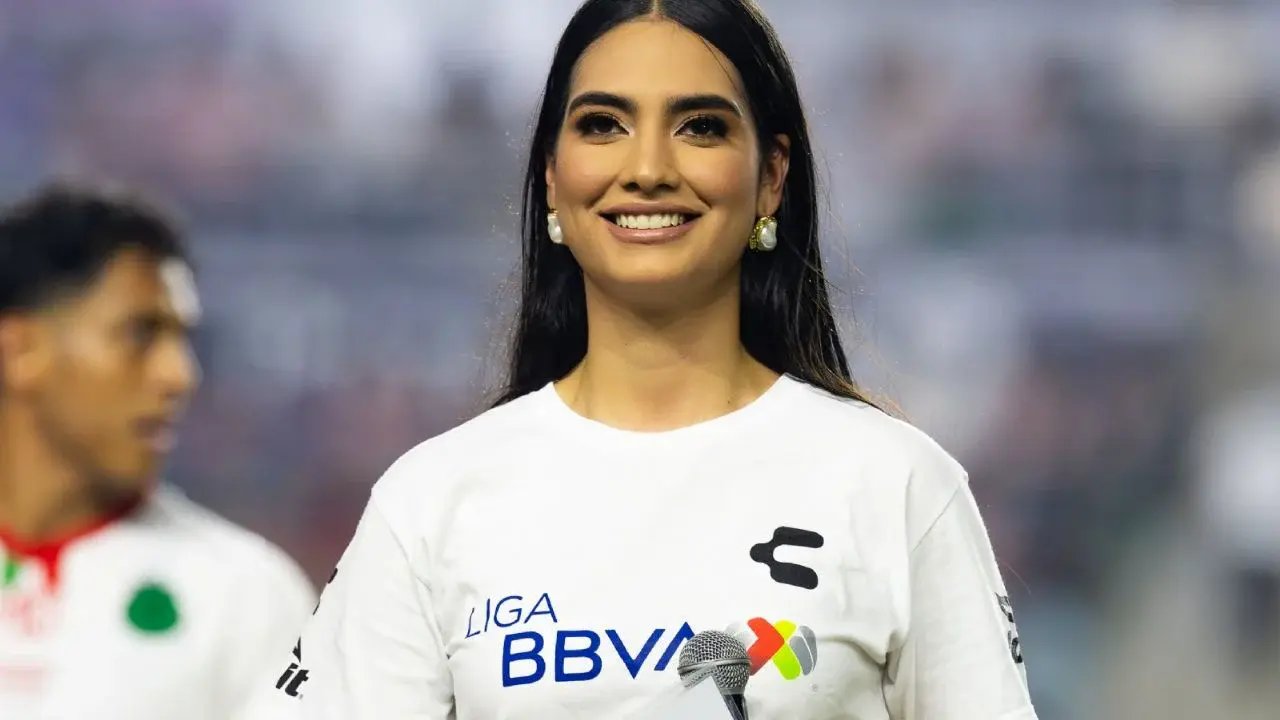 Reina del Carnaval Mazatlán 2026 encabezó el protocolo en partido ante Chivas