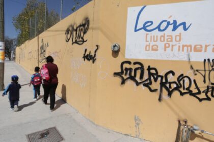 Riesgo de derrumbe de barda en preescolar Salvador Díaz Mirón, León