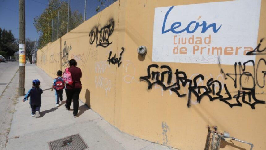 Riesgo de derrumbe de barda en preescolar Salvador Díaz Mirón, León