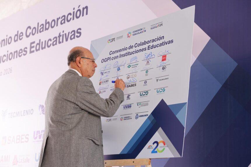 SABES firma convenio con Puerto Interior para fortalecer educación en Guanajuato