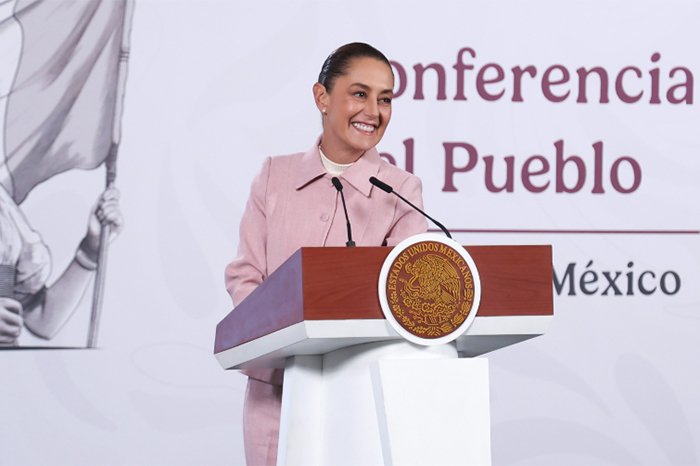 Sheinbaum otorga Beca Gertrudis Bocanegra a escuela Rosario Castellanos, CDMX
