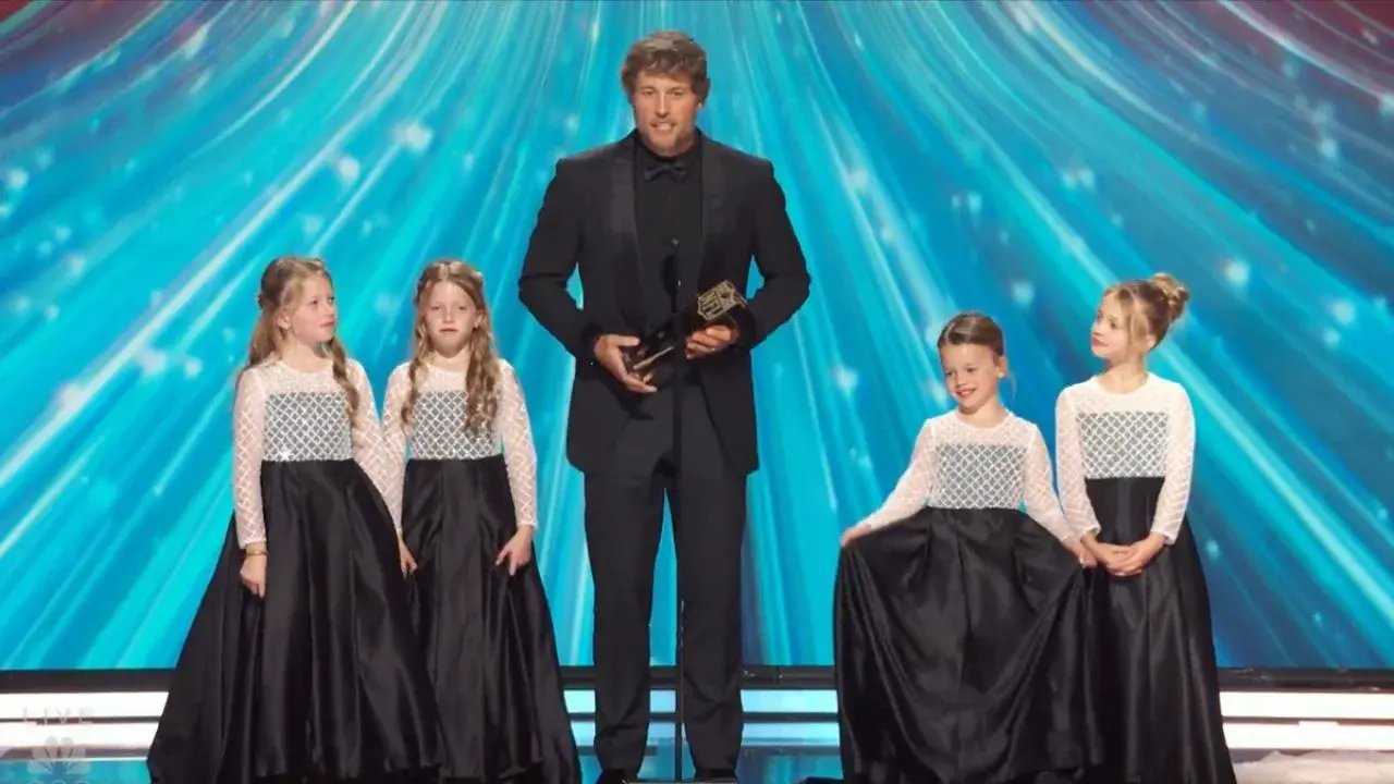 Stafford gana MVP por un voto e invita a sus cuatro hijas