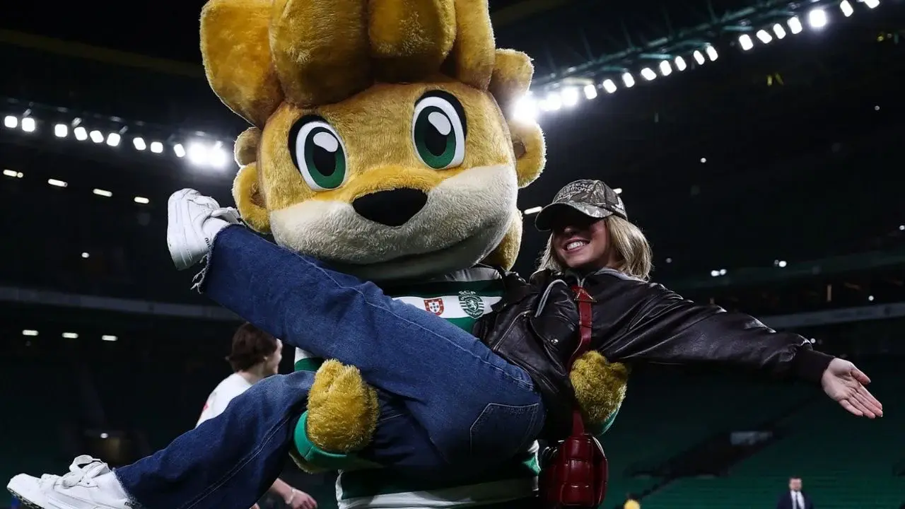 Sydney Sweeney en partido de la liga portuguesa demuestra habilidad con balón