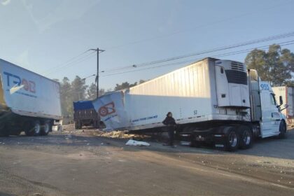 Tolva se desprende y parte caja de tráiler en Irapuato