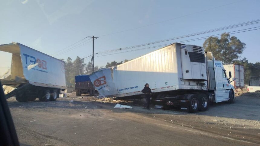 Tolva se desprende y parte caja de tráiler en Irapuato