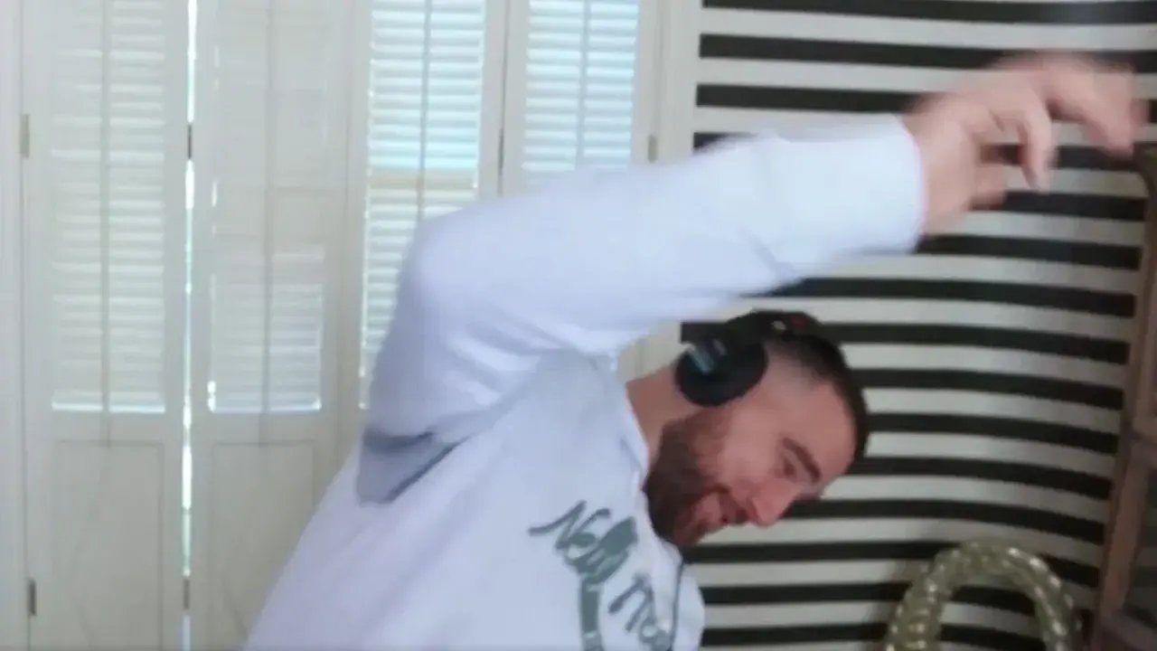 Travis Kelce rompe silla de $10,000 en casa de Taylor Swift