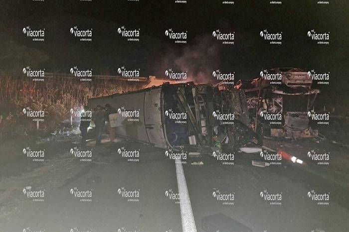 Un muerto tras choque entre autobús y nodriza en Occidente