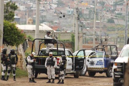 Vecinos hallan a hombre asesinado bajo un árbol en parque municipal