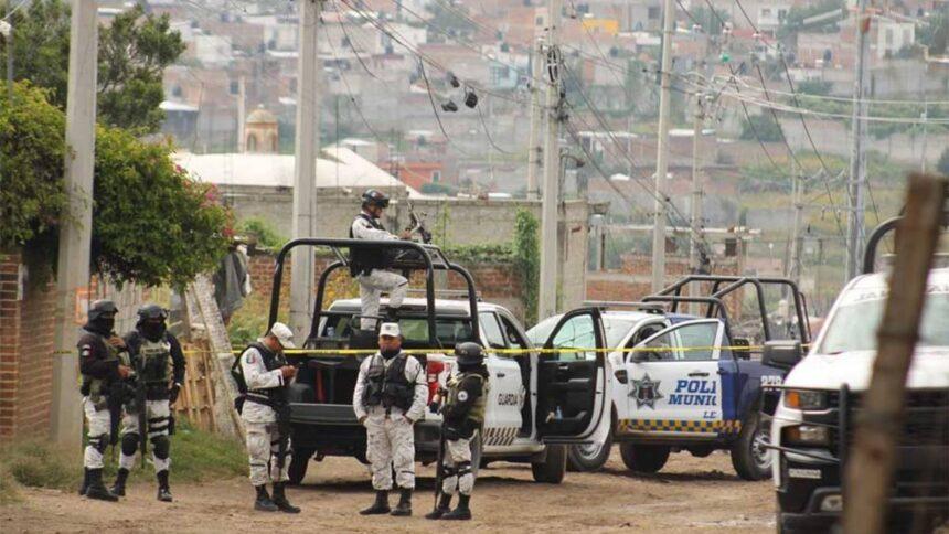 Vecinos hallan a hombre asesinado bajo un árbol en parque municipal