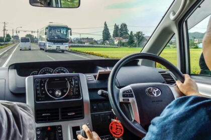 Vehículos con volante a la derecha en México: restricciones en estacionamientos