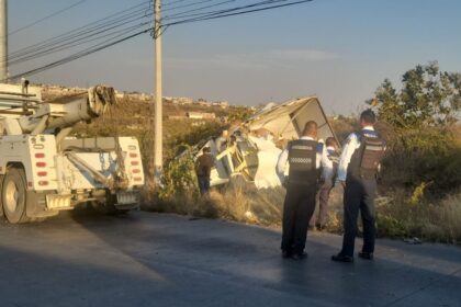 Vuelca camión en bulevar Las Joyas de León por falla mecánica