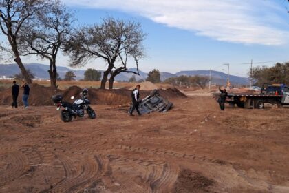 Vuelca camioneta municipal en obras de colonia Héroes, León, Guanajuato