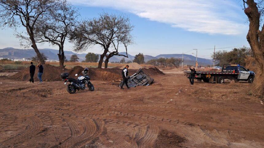 Vuelca camioneta municipal en obras de colonia Héroes, León, Guanajuato