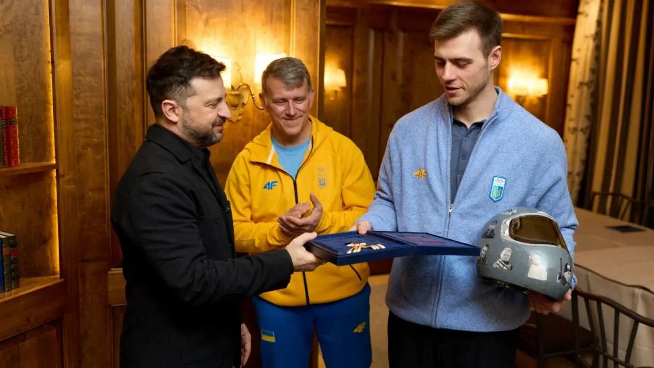 Zelenski condecora a atleta ucraniano descalificado por su casco