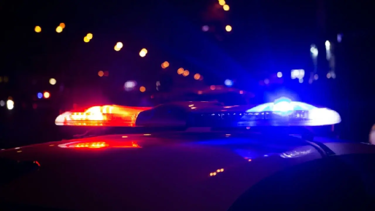 Policías de CDMX empujan taxi con dos cadáveres de Azcapotzalco hacia Naucalpan