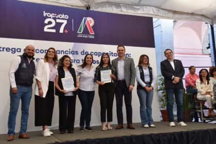 400 beneficiarios reciben constancias del programa "Empleo para Todos"