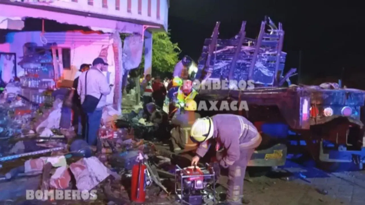 Accidente en Oaxaca: camión de madera embiste vivienda; dos muertos, ocho heridos