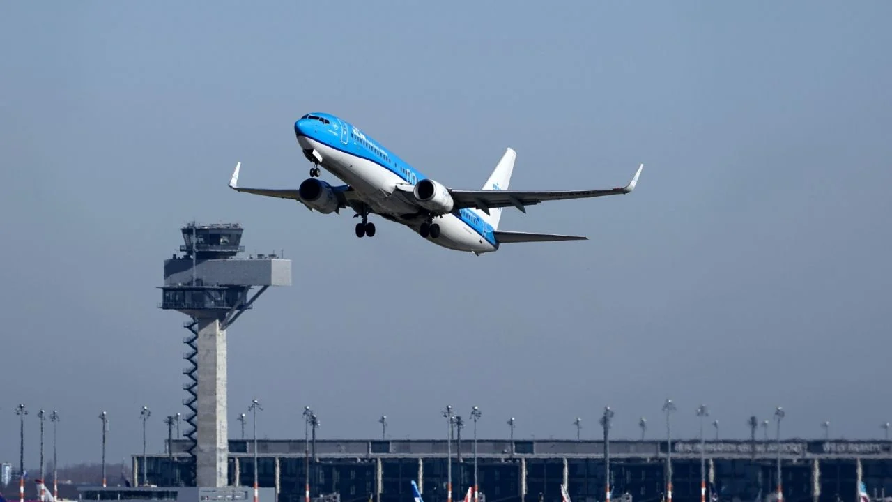 Aeropuerto de Berlín suspende operaciones 45 minutos por objeto no identificado