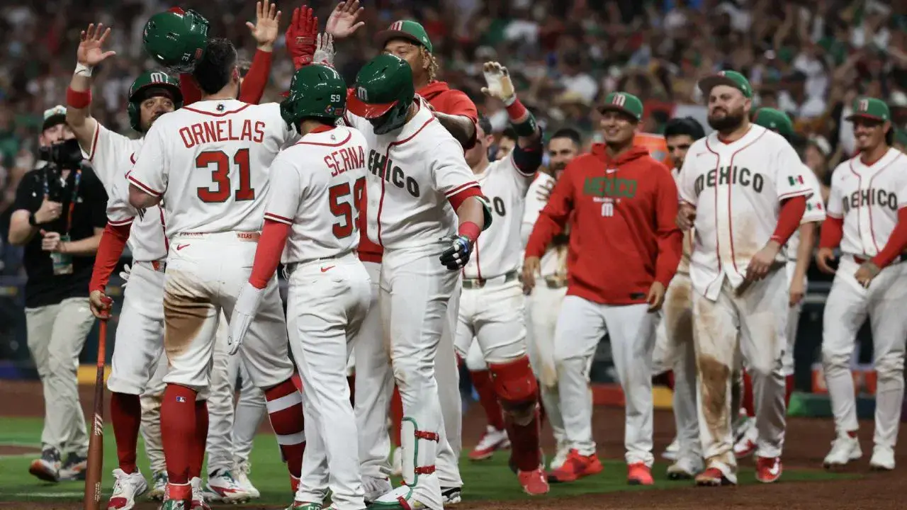 Afición mexicana canta 'El Rey' tras victoria en Clásico Mundial