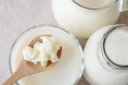 Aquí tienes cinco opciones con estilo de revista, cada una ≤12 palabras:

1) Kéfir diario: qué revela la ciencia sobre beneficios y riesgos  
2) ¿Kéfir a diario? Lo que la investigación realmente muestra  
3) Tomar kéfir todos los días: evidencia científica y consejos prácticos  
4) Kéfir cada día: beneficios respaldados por la ciencia y límites  
5) Diario de kéfir: ¿mejora la salud? Respuesta desde la ciencia