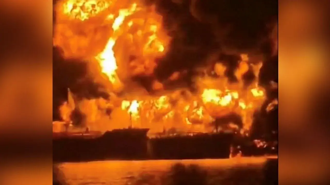 Ataque incendia dos buques petroleros con combustible en aguas de Irak