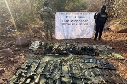 Autoridades aseguran fusiles y equipo táctico en La Huacana, Michoacán