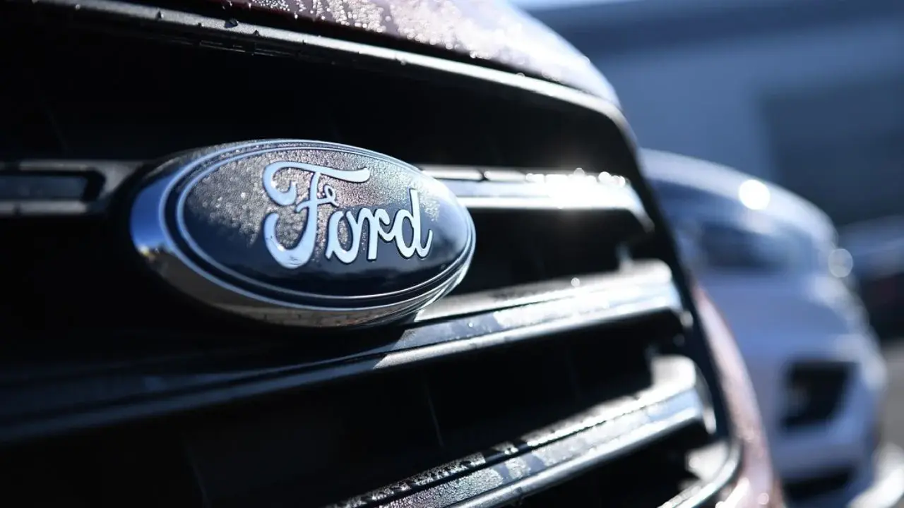 Autoridades en México ordenan revisión de más de mil autos Ford
