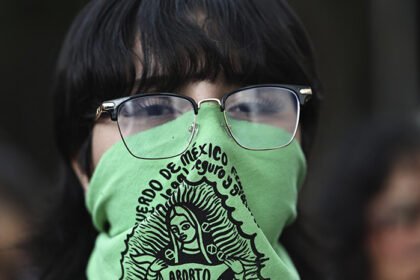 Avances legales conviven con nuevas restricciones en la capital