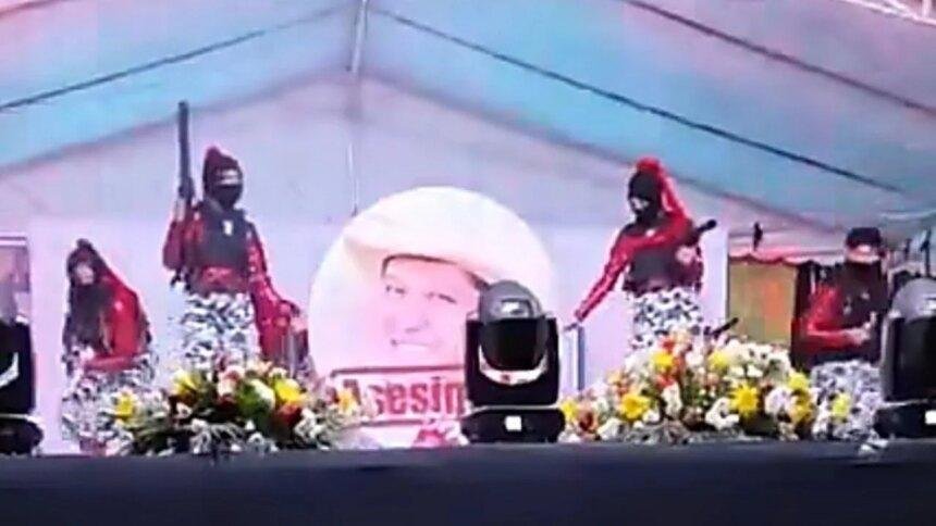 Baile estudiantil en Michoacán con armas largas e imágenes de alcaldes asesinados