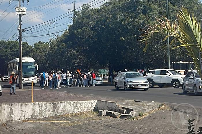 Bloqueo de normalistas afecta tránsito en distribuidor Salida a Pátzcuaro, Morelia