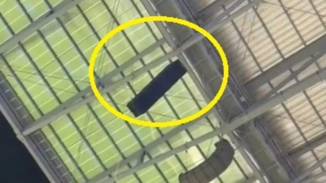 Bocina colgando en estadio de Rayados preocupa previo al Mundial