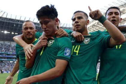 Bolivia vence a Surinam con voltereta y avanza en repechaje