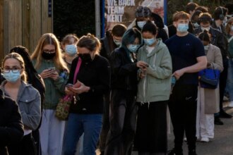 Brote de meningitis en Inglaterra agota existencias de vacunas y colapsa farmacias