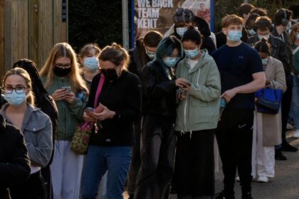 Brote de meningitis en Inglaterra agota existencias de vacunas y colapsa farmacias