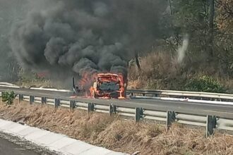 Camioneta arde en autopista Siglo XXI; sin víctimas