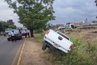 Camioneta vuelca y es abandonada en libramiento de Morelia, Michoacán