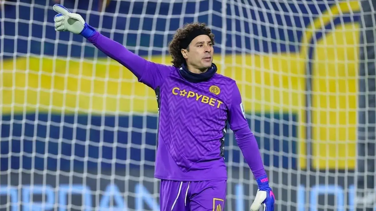 Carlos Hermosillo cuestiona la posible titularidad de Memo Ochoa en Mundial 2026