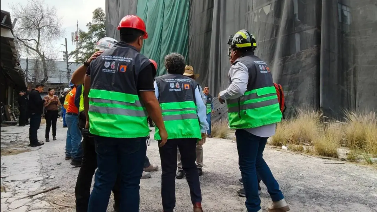 CDMX: colapsa edificio junto a estación San Antonio Abad; cuatro atrapados