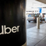 CDMX: Uber exige acatar fallo que impide sancionar conductores; taxistas bloquean AICM