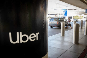 CDMX: Uber exige acatar fallo que impide sancionar conductores; taxistas bloquean AICM